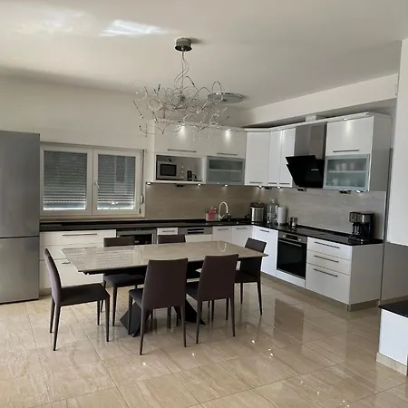 Maranata-5 Stars-pool-spa-gym-free Parking-privacy ז'סניסה
